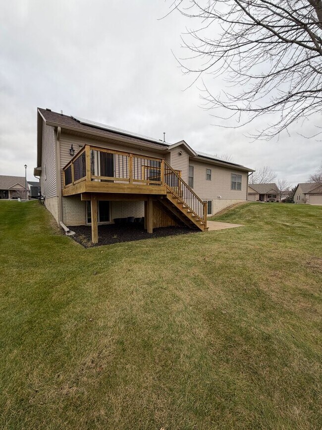 Building Photo - 4 BED 3 1/2 BATH HOUSE