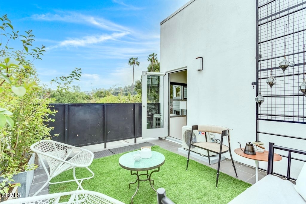 Building Photo - 4111 Sunset Blvd