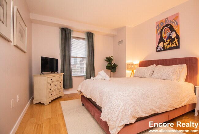 Building Photo - 16 Miner St