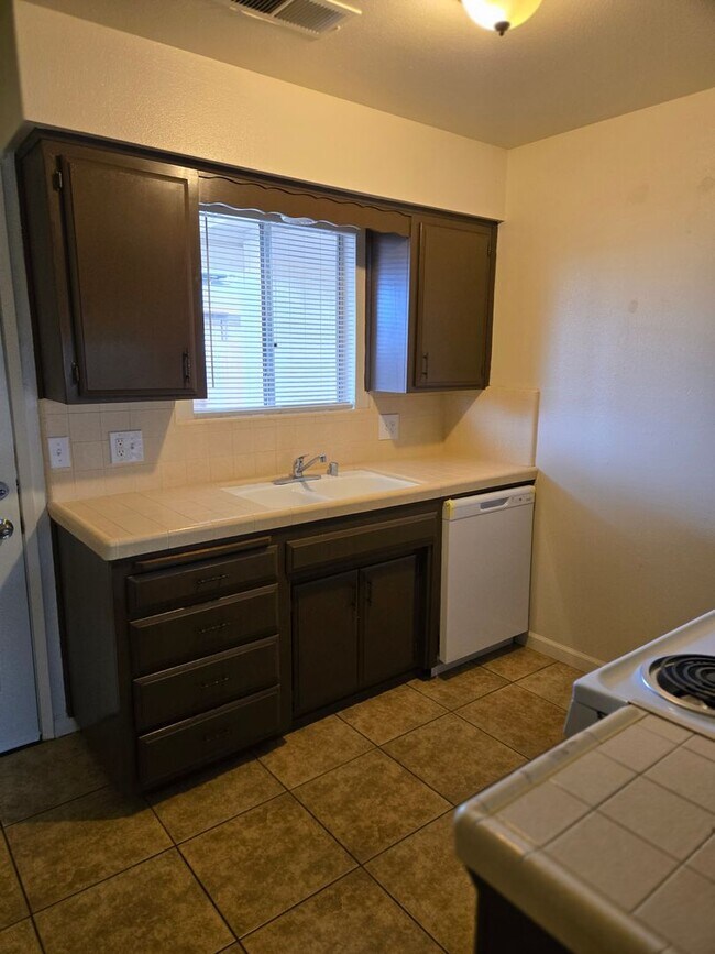 Building Photo - Unit For Rent
