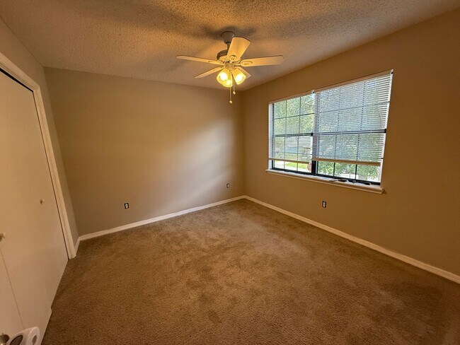 Building Photo - 3 Bed 2.5  Bath TWO Story Home