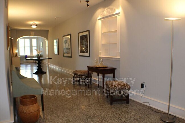 Building Photo - 100 W Village Dr