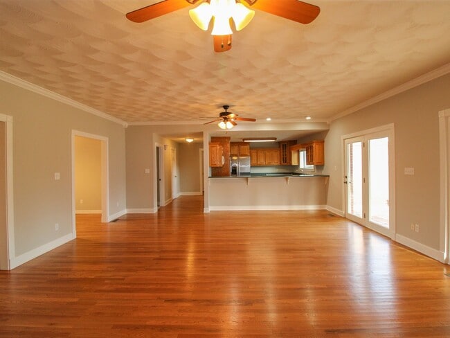 Building Photo - Spacious home!