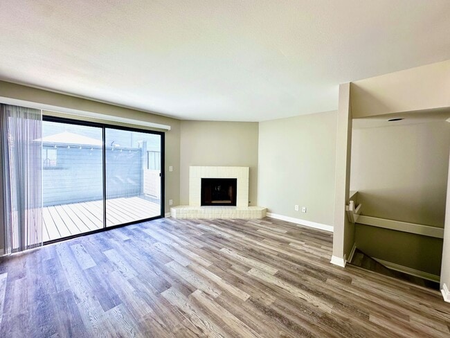 Building Photo - FOR RENT: 2Bd/1.5Ba Upgraded Townhome In T...