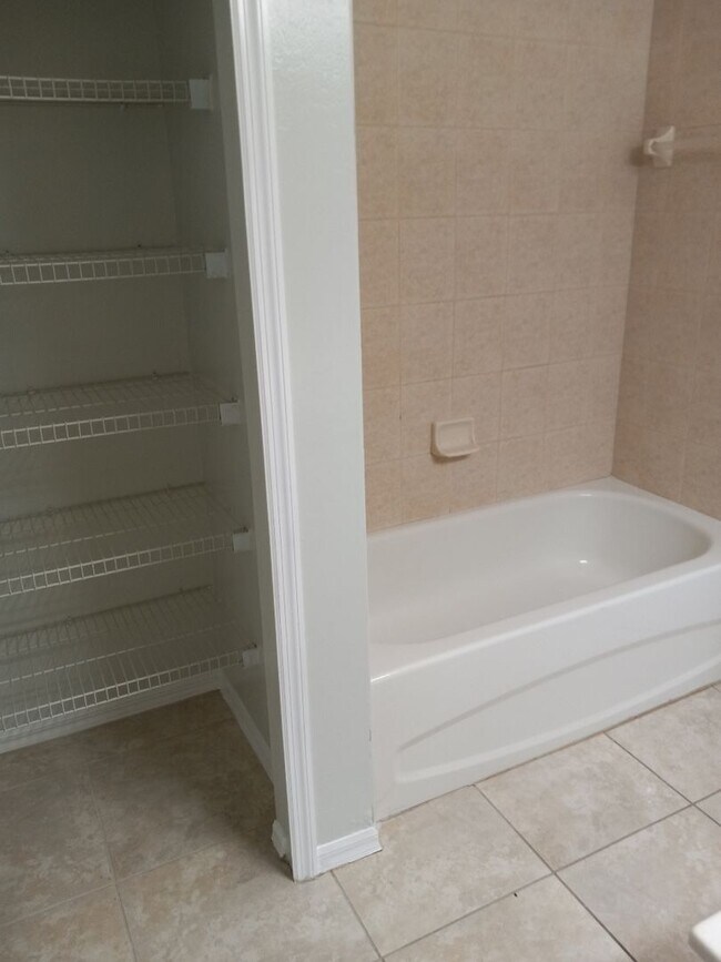 Building Photo - spacious townhouse.2 Bedrooms with 2-1/2 bathrooms