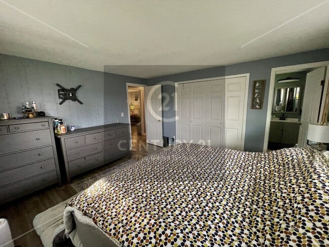 Building Photo - 5051 Bluffview Dr