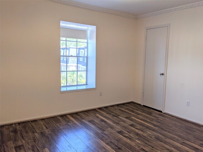 Building Photo - 361 N Post Oak Ln