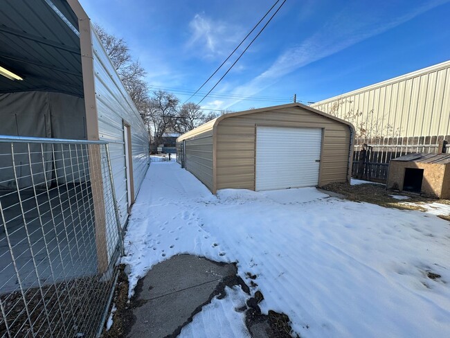 Building Photo - One bedroom, One bathroom front/back duplex. Pet Friendly! Located in Scottsbluff!