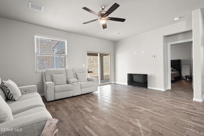 Building Photo - 7437 Schweitz Ct