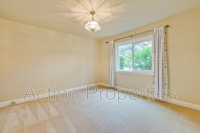 Building Photo - 649 Hollingsworth Dr