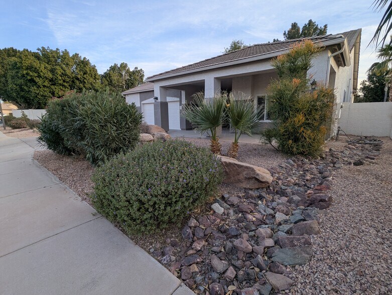 Building Photo - 267 E Smoke Tree Rd