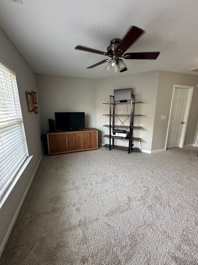 Building Photo - 809 Roni Ct