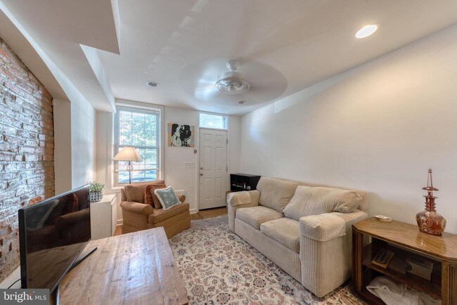 Building Photo - 303 S Washington St