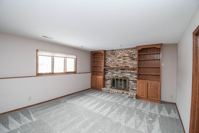 Building Photo - Spacious 5-Bedroom Split-Level in Southwest Sioux Falls with 4-Season Room & Fenced Yard!