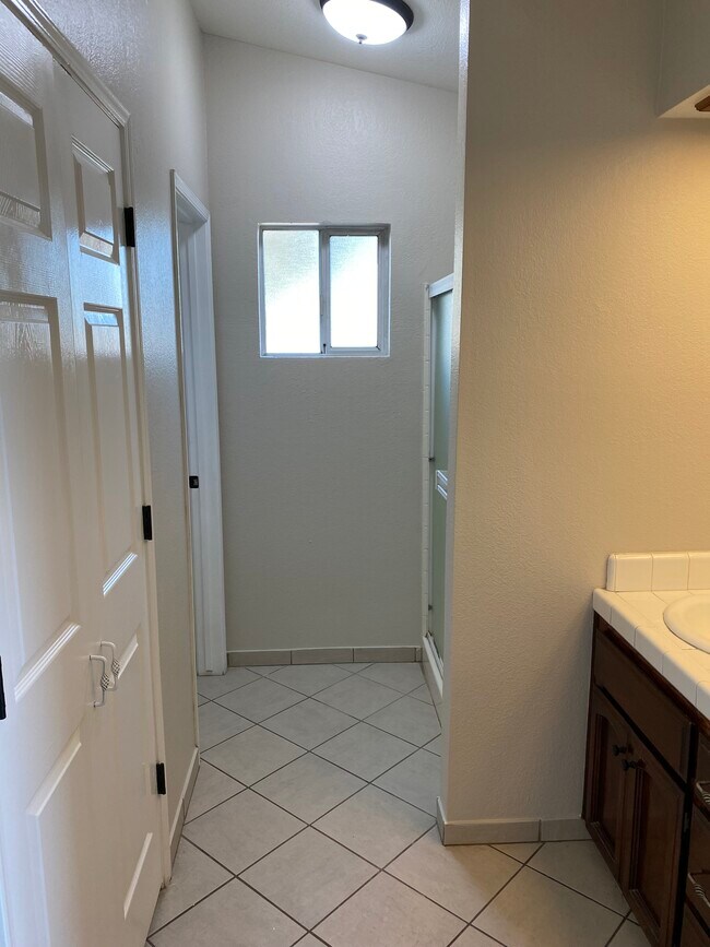 Building Photo - 2095 W Merritt Ave