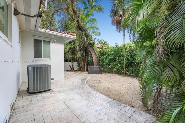 Building Photo - 605 Altara Ave