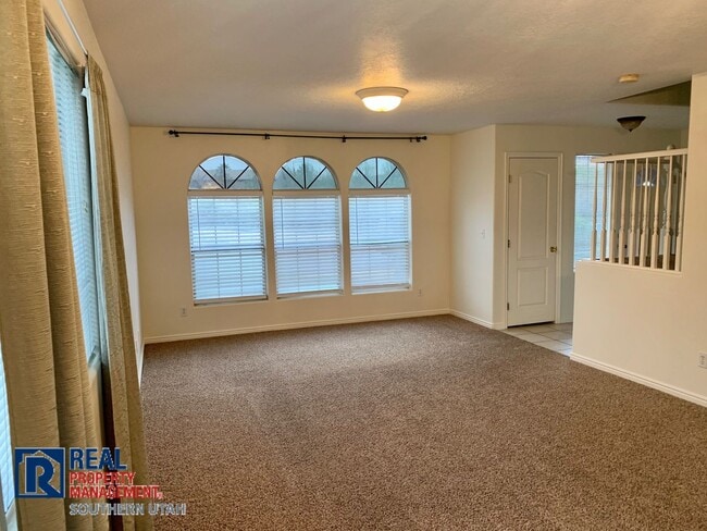 Building Photo - Park side Townhome End Unit!