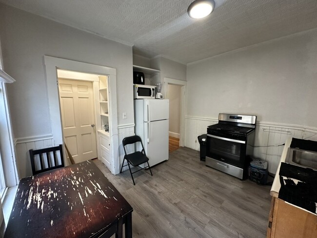 Building Photo - 765 Broadway