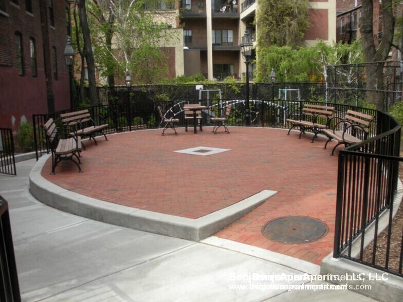 Building Photo - 19 Phillips St