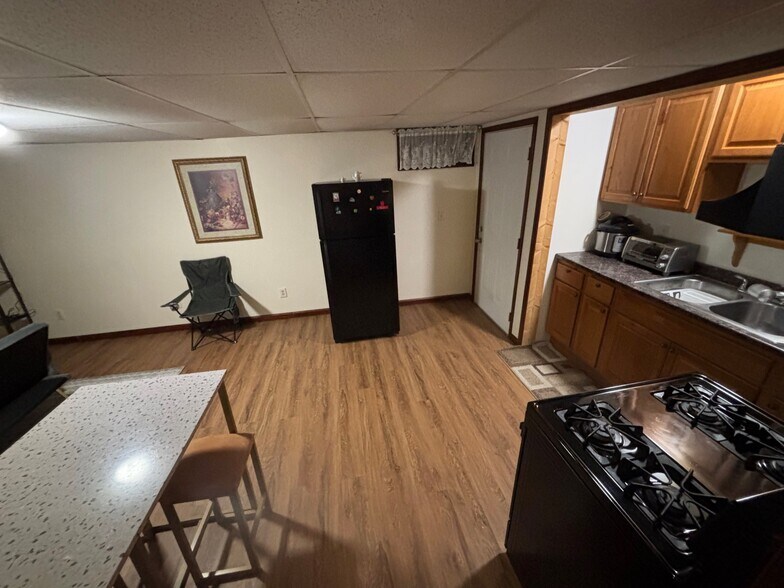 Building Photo - 615 June St