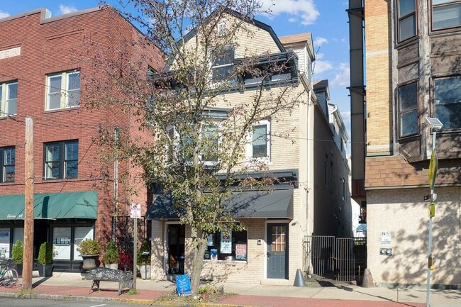 Building Photo - 94 Walnut St