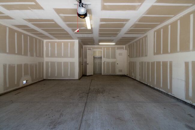 Building Photo - 730 Pine Ave