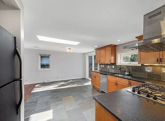 Building Photo - ELEGANT READY HOME
