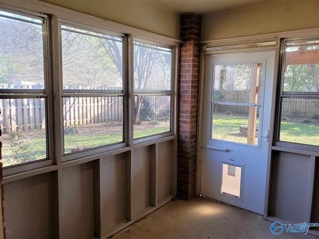 Building Photo - 1100 Leeward Dr SE