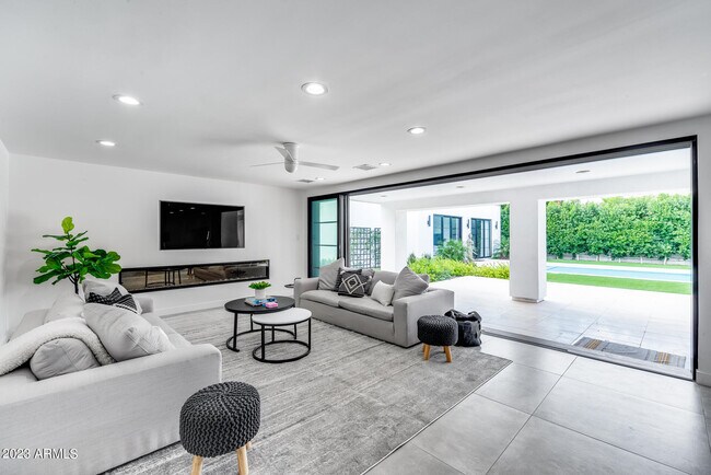 Building Photo - 8618 N Timberlane Dr