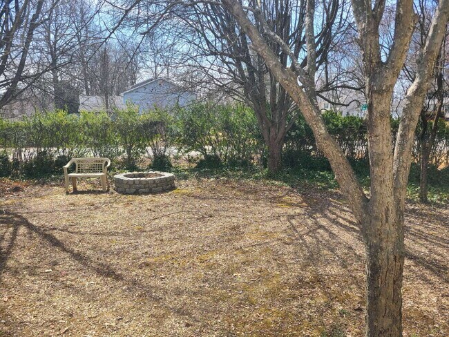 Building Photo - 3 BR, 2 BA Home with Garage and Fenced Yard