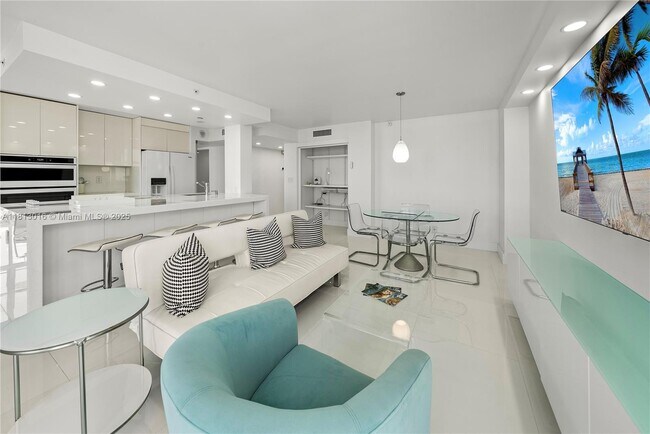 Building Photo - 2555 Collins Ave