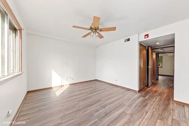 Building Photo - 1516 N River W Ct