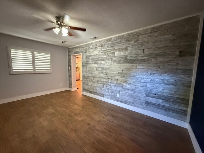 Building Photo - *****Amazing 3-bedroom, 2-bathroom, Carport, Single Family, Bungalow-style Home. Small Dog Friend...