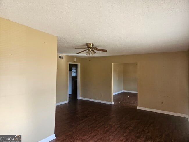 Building Photo - 818 Robin Hood Trail