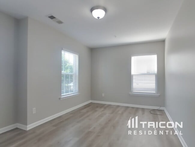 Building Photo - 383 Roseglen Dr NW