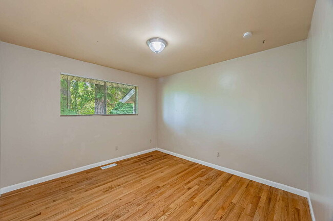 Building Photo - Five-bedroom in Kent, Scenic Hill Neighbor...