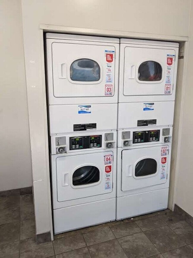 Building Photo - 1 Bedroom-1 Bathroom Single Story Condo in...