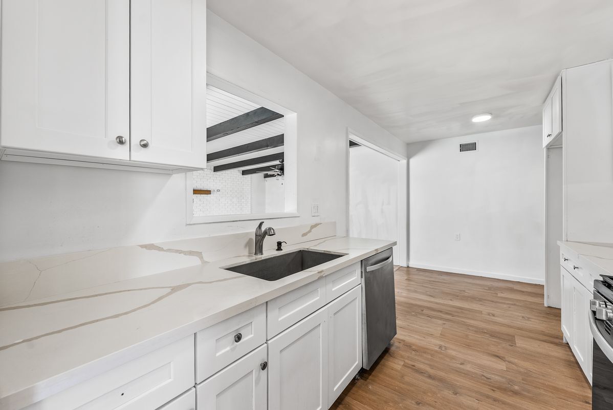 Building Photo - 442 Lightcap St