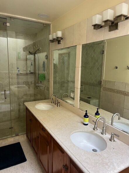 Building Photo - 1027 10th St