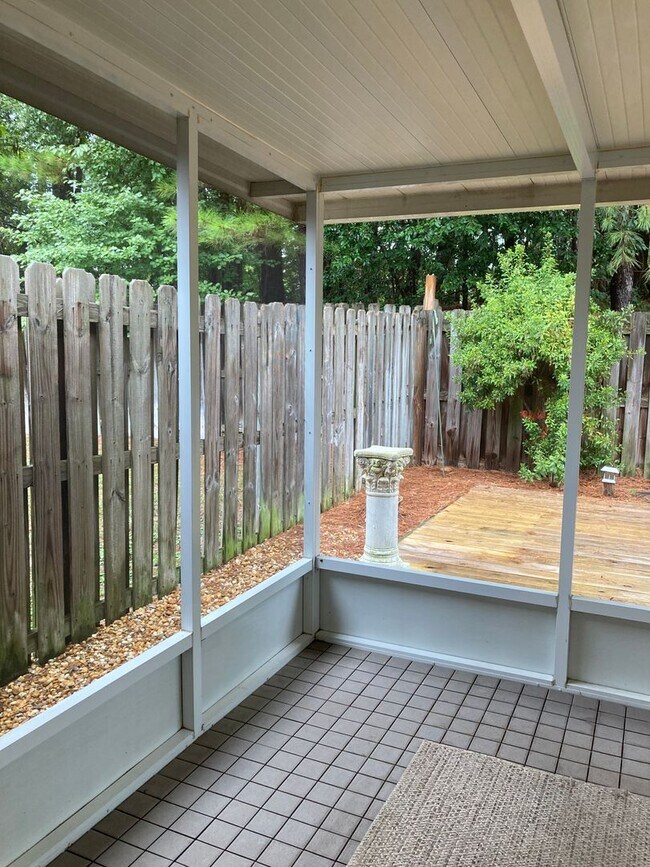 Building Photo - 3 Bed/3 Bath Townhome with Screened in Por...