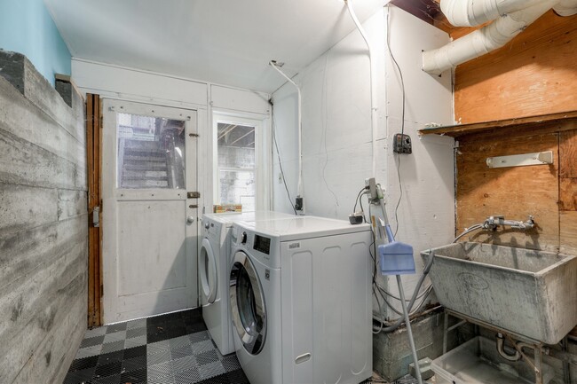 Building Photo - Charming 3 Bedroom and 2 Bath Home in Glen...