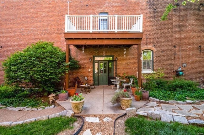 Building Photo - Lease this 2.5 story home in Historic Soulard