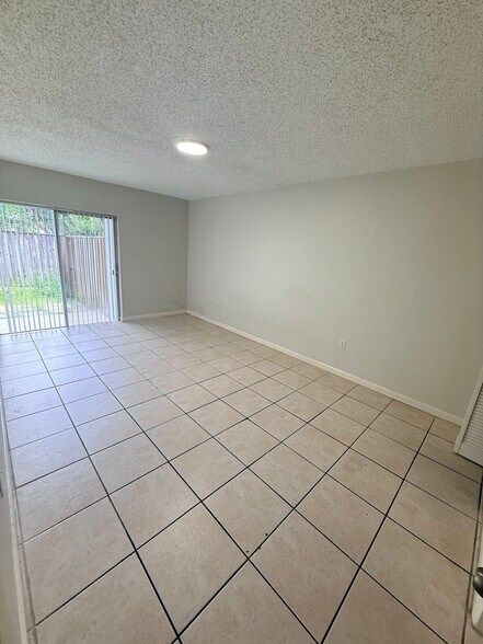 Building Photo - 9611 SW 77th Ave
