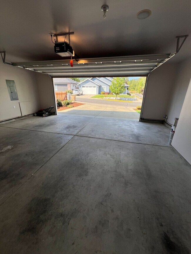Building Photo - NORTHWEST 2BD/2BATH - 2 CAR GARAGE, LANDSC...