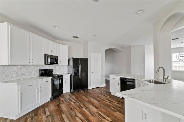 Building Photo - 14728 Riverside Dr
