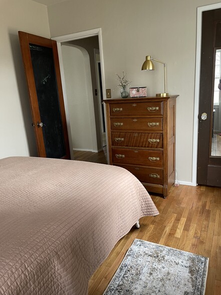 Building Photo - 829 Custer Ave