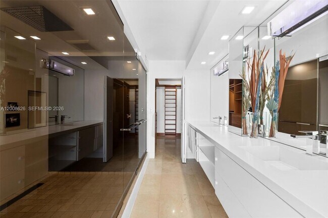 Building Photo - 1420 Brickell Bay Dr