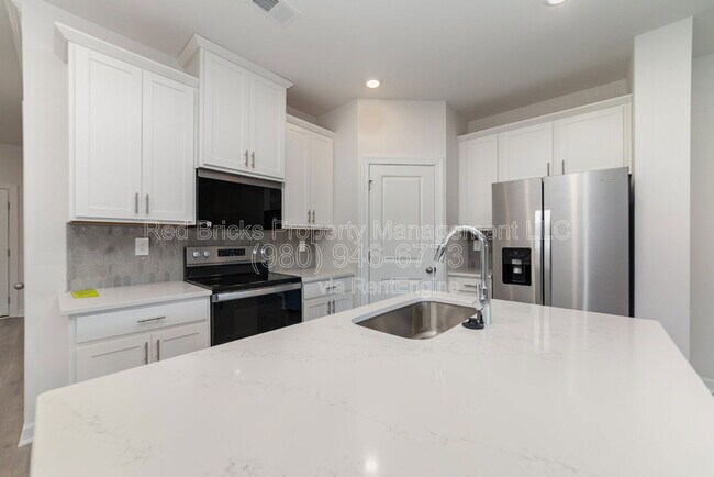 Building Photo - 4039 Smt Wds Dr