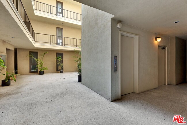 Building Photo - 11789 Montana Ave