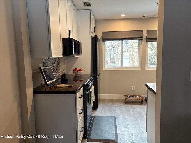 Building Photo - 204 Village Ct